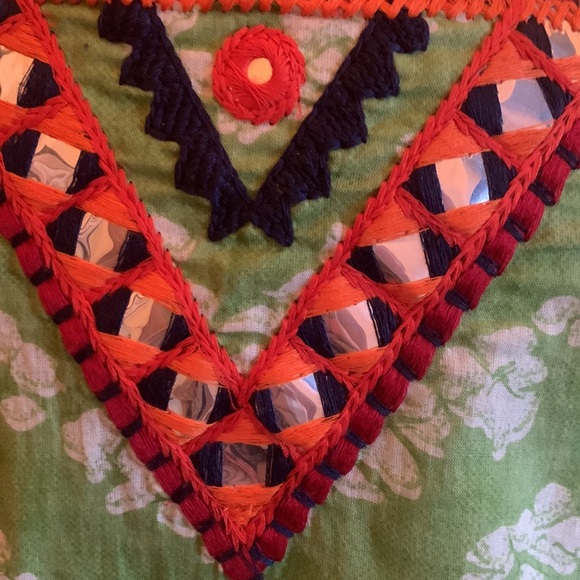 Adorable green & white print shirt with peplum with orange & reds Button accents - Picture 5 of 5